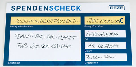 BrigitteVöster-Alber将GEZE GmbH的捐赠支票移交给Frithjof Finkbeiner（Plant-for-the-Planet）和气候大使KiraGroß和Eva Keller。