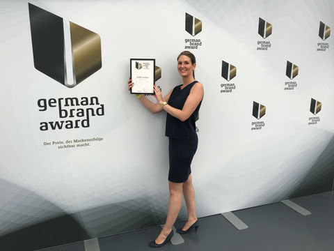 国际营销部门副经理Angela Staiber接受了德国品牌奖。照片：盖泽公司
