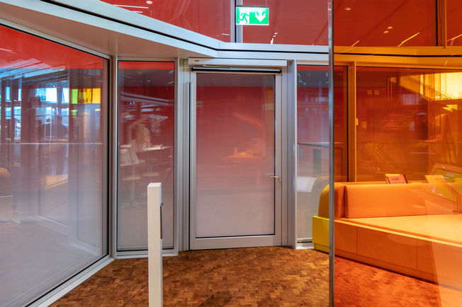 GEZE Powerturn 带 GC 338 感应器条 德国最大的科学中心，海尔布隆的实验室。 它配采用盖泽创新技术，为参观者展示独特的知识和经验世界。