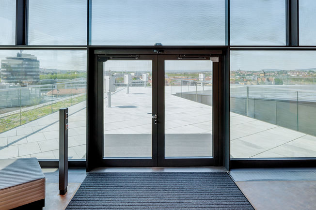 GEZE Slimdrive EMD IS with GC 342 laser scanner The largest science centre in Germany, the experimenta in Heilbronn. Equipped with innovative GEZE technology, it offers its visitors a unique world of knowledge and experience.