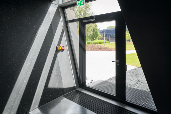 K 600 伸缩臂式开窗器 配备了伸缩臂式开窗器 K 600，在发生火灾时提供进气。