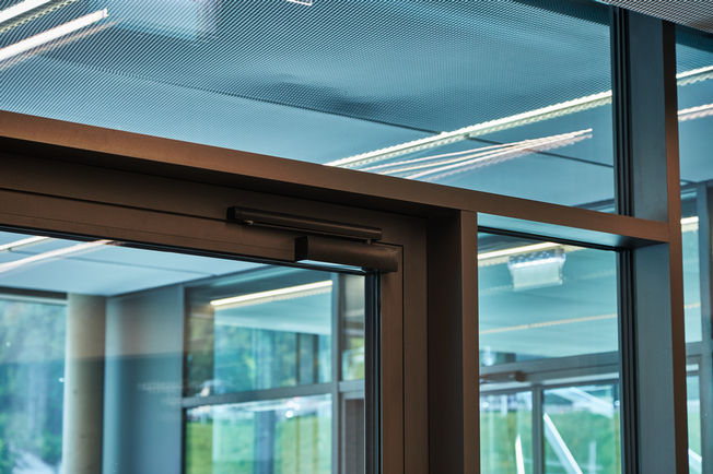 楚格峰顶的全景餐厅 这家多功能餐厅位于海拔约 3,000 m 处，是一场视觉盛宴。 盖泽的门和安全系统可确保一切在抵达时均能顺畅、方便且显眼地运转。不同的区域和多功能室使之成为可能——在高处获得独特的体验。