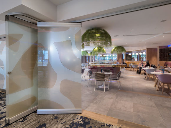Novotel London Heathrow Sliding doors, door closers or glass partition wall systems – GEZE is turning the Novotel at Heathrow Airport into the new design flagship of the Nine Group.
