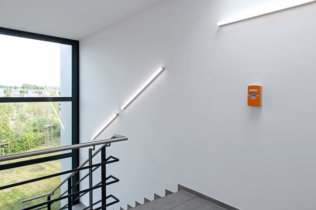 THZ Comfort N4 emergency power control unit, SHEV SHEV emergency power control units enable the coordinated control and release of supply and exhaust air for openings equipped with window drives. A compact solution for safe smoke evacuation in stairwells.