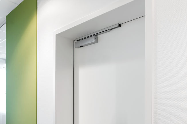 GEZE TS 5000 L and guide rail BG lintel mounting TS 3/5000 L The guide rail BG lintel mounting TS 3/5000 L offers the option of mounting directly in the lintel of a door without additional accessories such as a lintel bracket.