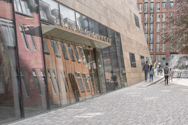 Inclined entrance to Forum Groningen with GEZE Slimdrive SL Customized sliding door systems for inclined façade at the Forum Groningen