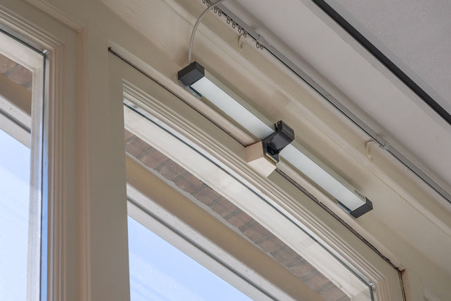 Slimchain 24V 链式开窗器 Praedinius 高级中学的开窗器均与空气质量传感器连接。因此，当传感器检测到室内二氧化碳含量过高时，窗户将自动打开进行通风。