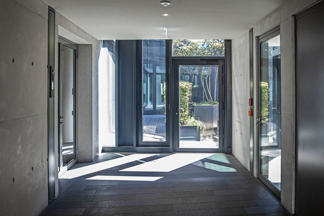 Door closer TS 5000 on an exterior door to the inner courtyard of the Kö-Bogen II