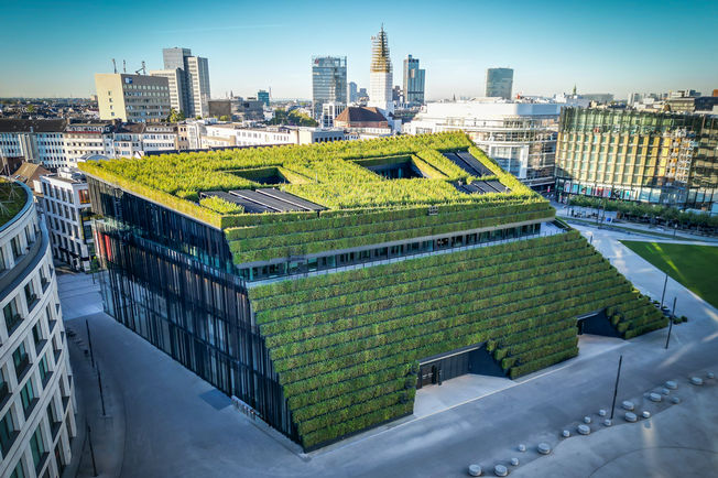 The commercial and office building Kö-Bogen II in Düsseldorf stands out not only for having Europe's largest green façade: in addition to the DGNB platinum - certificate, the Kö-Bogen II is the only building in the world to receive a DGNB diamond distinction - a shining success, including for the environment.