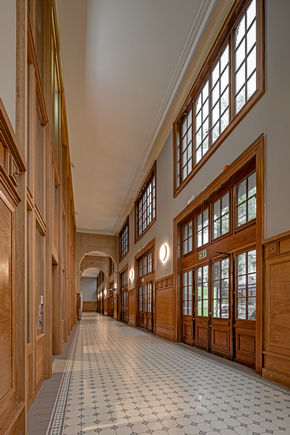 Montreux railway station Chain drive for large and heavy window elements that need large opening widths