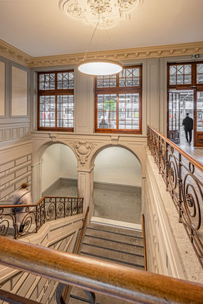 Innenbereich Bahnhof Montreux Historische Treppe Bahnhof Montreux