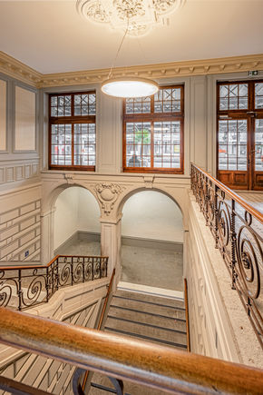 Innenbereich Bahnhof Montreux Historische Treppe Bahnhof Montreux