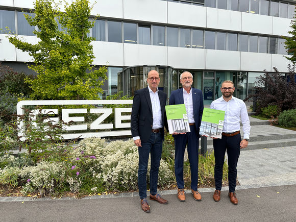  Herr Peters vom IBU übergibt Peter Rürup und Daniel Stauche die EPDs für die automatischen Schiebetüren und die automatischen Karusselltüren