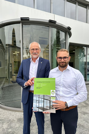 Handover of the EPD Certificate by the IBU