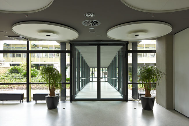 慕尼黑的顾拜旦俱乐部配备了 Slimdrive EMD F-IS 用于带有顺闭器的双扇防火隔烟门的机电平开门系统