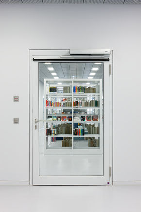 平开门机 - Slimdrive EMD-F, 米兰广场市立图书馆 用于单扇防火隔烟门的机电平开门机