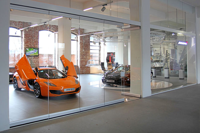 MSW System at the McLaren Showroom Frankfurt Room design and a high-quality product presentation are individually possible with GEZE manual sliding wall systems (MSW).