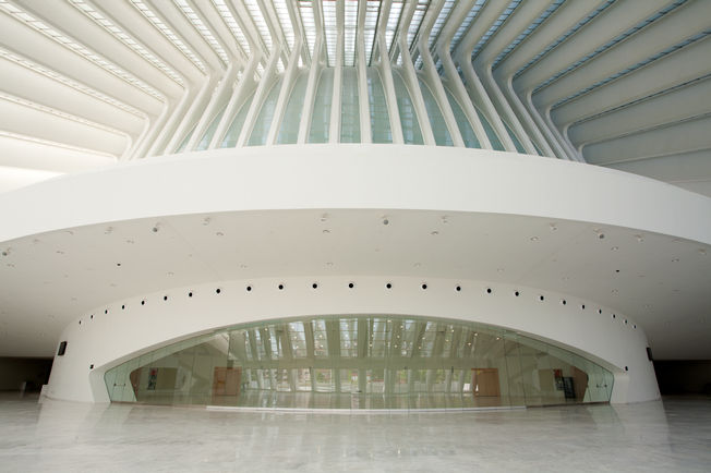 MSW system in the Palacio de Congresos de Oviedo GEZE MSW systems provide maximum transparency and unhindered visibility, while at the same time organizing the space within rooms.