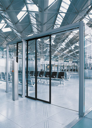 自动平移门机 Slimdrive SLT 在科隆 — 波恩机场 自动伸缩平移门系统 用于具有两个平行平放导轨的最窄玻璃面中，门扇滑动并获得很大的开门宽度。