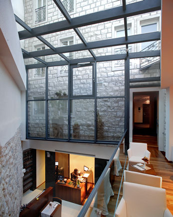 RWA 105 NT 打开和锁定带下悬、上悬和侧悬窗扇且安装在立柱-门栓立面中的内开窗。IQ windowdrive - 智能门机控制装置。