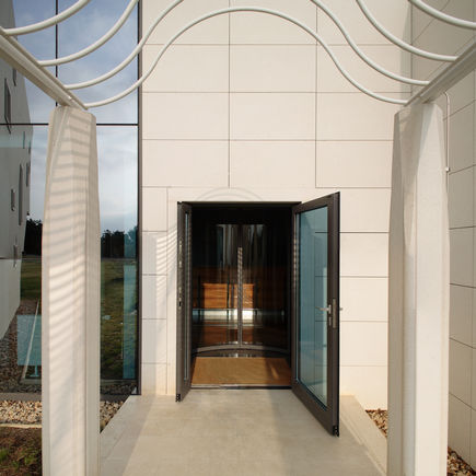 地弹簧 TS 500 NV in CGG Drenova Cemetery, Rijeka 盖泽地弹簧 TS 500 NV 用于角部轴承式全玻璃设备门扇，适用于，单向和双向开启门，带液压闭锁，能够在即将达到关闭位置之前加快门速度