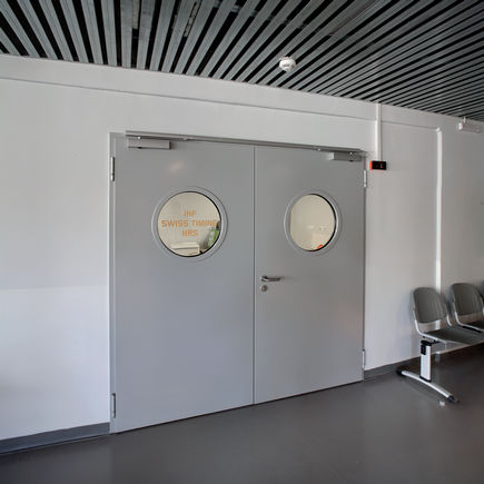 闭门器 TS 5000 在克罗地亚 Zadar 的体育馆中的大厅入口 闭门器提供最佳的易通行性，此外，以极简的设计完美地融入整体设计中。 TS 5000 不仅具有液压闭锁功能，还具有开门阻尼功能。