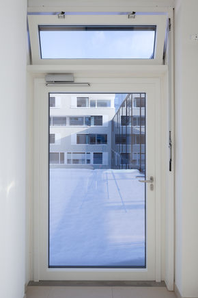 TS 5000 + OL 90 N 支柱锁栓传输，Augustinum TS 5000: 防火隔烟门 + OL 90 N: 内开式下悬窗，支柱锁栓传输