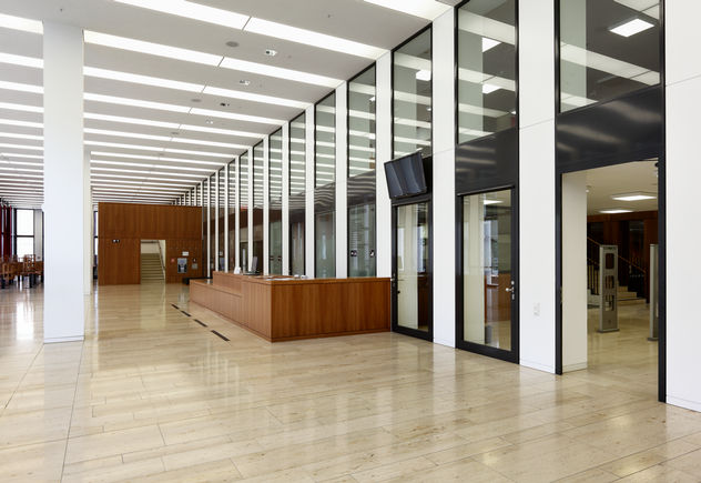 平开门机 - Slimdrive EMD, Jacob und Wilhelm Grimm 中心 一种电机平开门机，即使门重量达到 230 kg，也能轻松开门，从而让访客体验到易通行性。