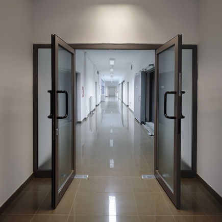 地弹簧 TS 500 NV in CGG Drenova Cemetery 盖泽地弹簧 TS 500 NV 用于角部轴承式全玻璃设备门扇，适用于，单向和双向开启门，带液压闭锁，能够在即将达到关闭位置之前加快门速度