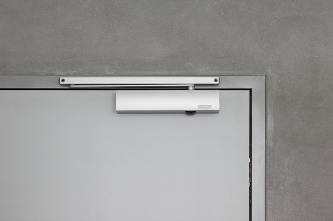 闭门器 TS 5000 安装在位于斯图加特的 Vector 公司楼宇。 闭门器提供最佳的易通行性，此外，以极简的设计完美地融入整体设计中。 TS 5000 不仅具有液压闭锁功能，还具有开门阻尼功能。