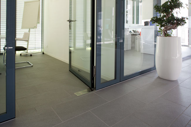 TS 550 NV 安装在位于 Leonberg 的盖泽立柱中。 盖泽地弹簧 TS 500 NV 用于角部轴承式全玻璃设备门扇，适用于，单向和双向开启门