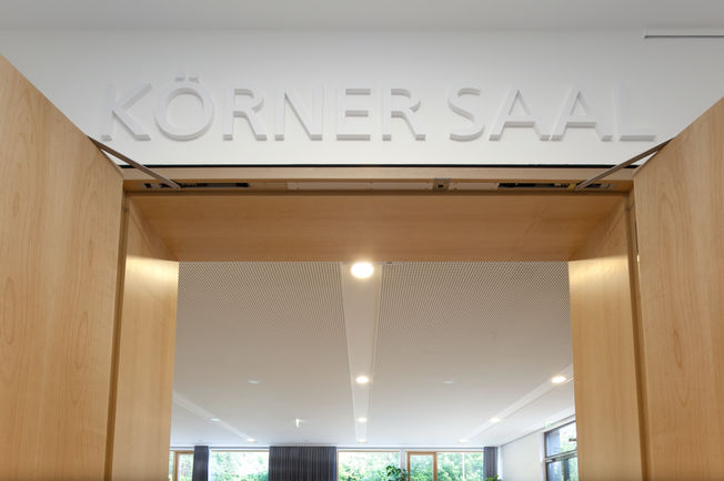 闭门器 Boxer E-ISM + RSZ 6 在 Zamenhof 疗养院中 隐藏式闭门器系统，用于顺闭器、电子停门装置和集成式开门阻尼的双扇门，能够制动大力运动的门。