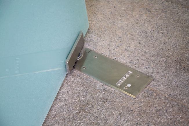 TS 500 NV 位于 Palacio de las Artes, Valencia，西班牙 盖泽地弹簧 TS 500 NV 用于角部轴承式全玻璃设备门扇，适用于，单向和双向开启门