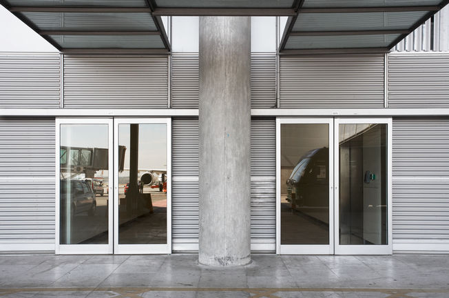 自动平移门机 Slimdrive SL-BO, 安装在马德里-巴拉哈斯机场 自动平移门系统 用于具有紧急逃生功能的紧急疏散和救生通道