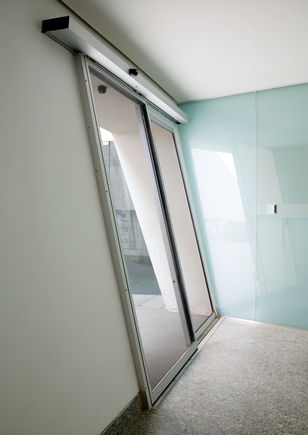 自动平移门机 Slimdrive SL 在巴伦西亚的 Palacio de las Artes 歌剧和文化院倾斜安装 自动直线型平移门系统 用于斜面玻璃立面