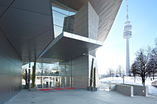 上置滑尺式闭门器系统 — TS 5000 L+ 旋转门驱动 TSA 160 NT，宝马世界 该 TS 5000 L 为游客提供易通行性，重门可以减慢速度合上，从而几乎无声地关闭。 TSA 160 NT 也具有这些特点，因为它具有推即走功能。