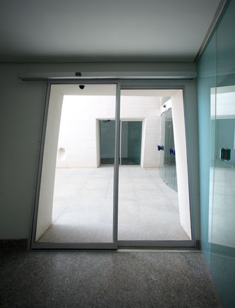 自动平移门机 Slimdrive SL 倾斜 自动平移门机 Slimdrive SL 在巴伦西亚的 Palacio de las Artes 歌剧和文化院倾斜安装