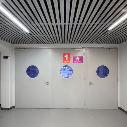 闭门器 TS 5000 安装在克罗地亚 Zadar 的体育馆中的大厅入口。 闭门器提供最佳的易通行性，此外，以极简的设计完美地融入整体设计中。 TS 5000 不仅具有液压闭锁功能，还具有开门阻尼功能。