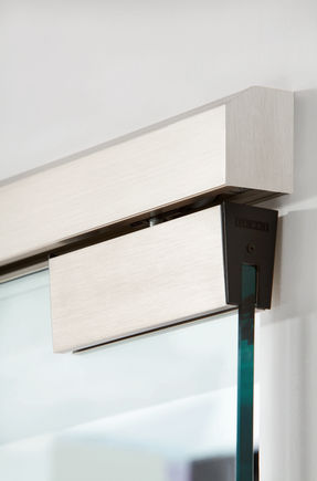 Perlan 140 带玻璃门夹 带单侧或双侧缓冲装置玻璃门夹的 Perlan 140 特写