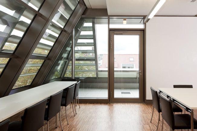 闭门器 TS 5000 带 T-Stop 导轨 闭门器 TS 5000 带 T-Stop 导轨，安装在斯图加特天主教会的管理部门。