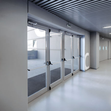 Door closer TS 1500 Overhead door closer TS 1500, with hold-open arm, hinge side, transom installation. Installed at Sports Hall in Zadar, Croatia.