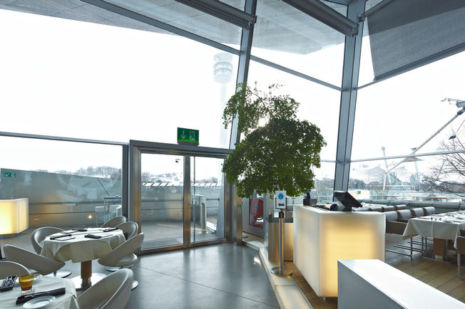 上置滑尺式闭门器 TS 5000 L-ISM, 建在慕尼黑的宝马世界中。 上置滑尺式闭门器系统合页异侧，用于双扇门，具有防恐慌功能和顺闭器。