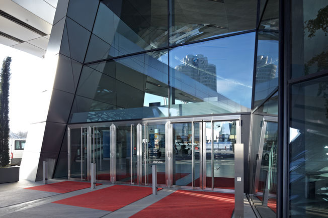 闭门器 - TS 5000 L + 平开门机 - TSA 160 NT 在宝马世界 上置滑尺式闭门器和电液平开门机的结合意味着，参观宝马世界时能够体验到无障碍感