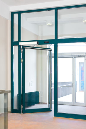 平开门机 - TSA 160 NT, Holzminden 应用科学与艺术大学 电液平开门机产生无障碍感和易通行性