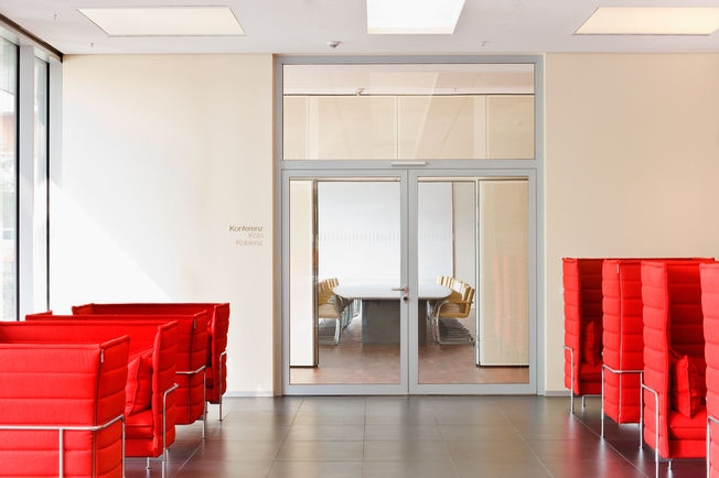 上置滑尺式闭门器系统 TS 5000 ISM, 安装在位于科隆的 Rheinlandhaus 闭门器 用于双扇门，有顺闭器，有集成式开门阻尼，能够制动大力运动的门。