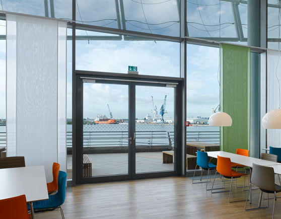 上置滑尺式闭门器 TS 5000 L-ISM, 安装在汉堡的联合利华公司处。 上置滑尺式闭门器系统合页异侧，用于双扇门，具有防恐慌功能和顺闭器。