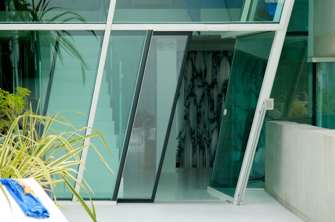 自动平移门机 Slimdrive SL 在奥地利米尔施塔特的索拉维亚别墅倾斜安装 自动直线型平移门系统 用于斜面玻璃立面