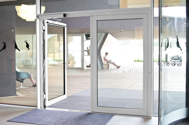 平开门机 - Slimdrive EMD, Vitra Haus 一种电机平开门机，即使门重量达到 230 kg，也能轻松开门，从而让访客体验到易通行性。