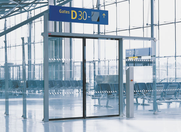 自动平移门机 Slimdrive SLT 在科隆 — 波恩机场 自动伸缩平移门系统 用于具有两个平行平放导轨的最窄玻璃面中，门扇滑动并获得很大的开门宽度。