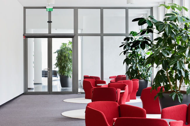 Slimdrive EMD-F + GC 302 + GC 335 + RSZ 6, 德国电信 Slimdrive EMD-F -用于单扇防火隔烟门的机电平开门机GC 302 -用于启动自动门的雷达运动检测器。GC 335 -高安全要求的感应器条，用于保护自动旋转门。RSZ 6 -用于所有盖泽停门装置的烟感开关控制单元。